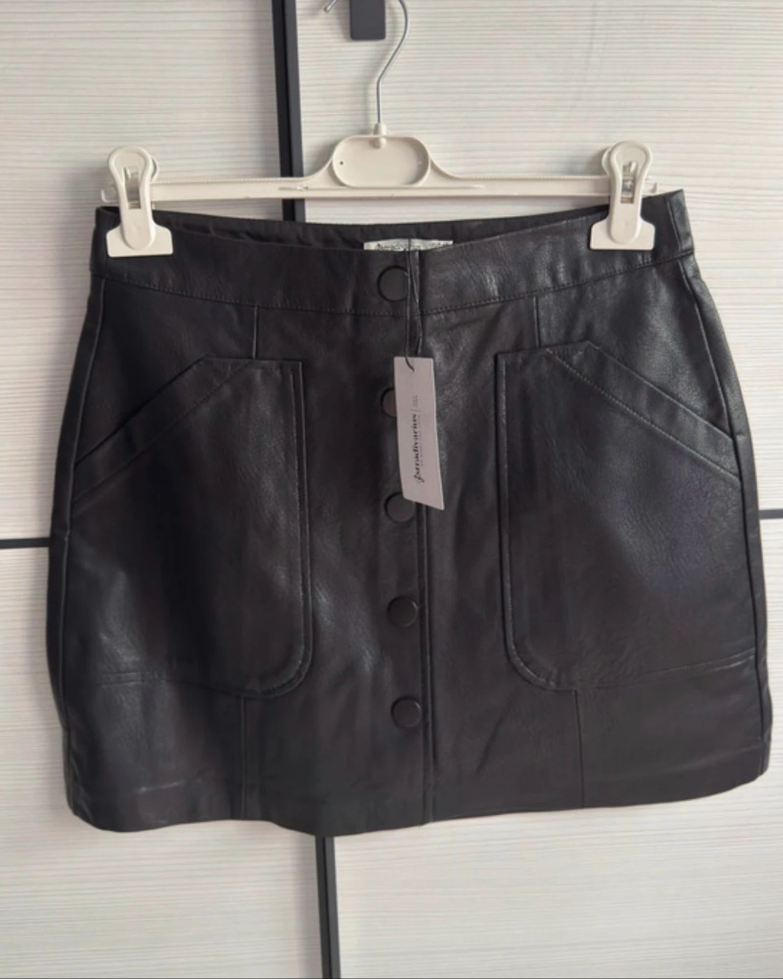 Falda de cuero negro de Stradivarius (Talla 40) 